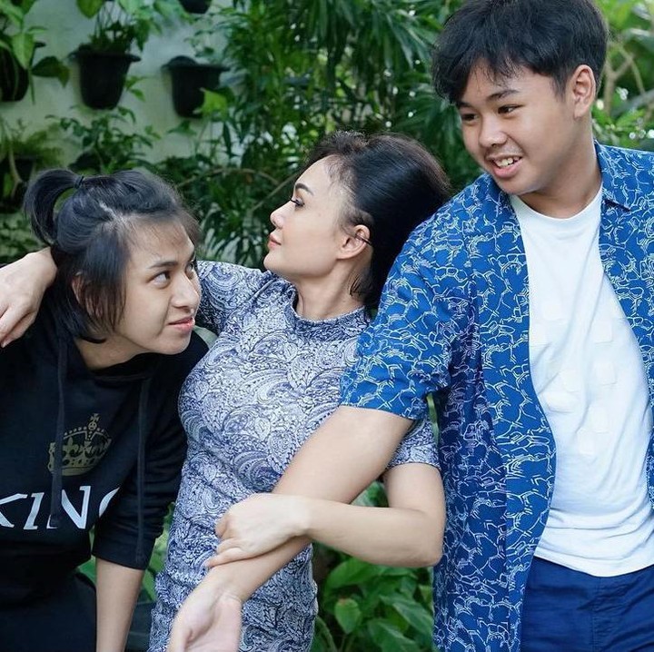 <p>Cavin sendiri diketahui sebagai anak adopsi Yuni ketika menikah dengan Henry Siahaan. Namun, kasih sayang Yuni tetap sama seperti memperlakukan anak kandungnya, Cello. (Foto: Instagram @yunishara36)</p>
