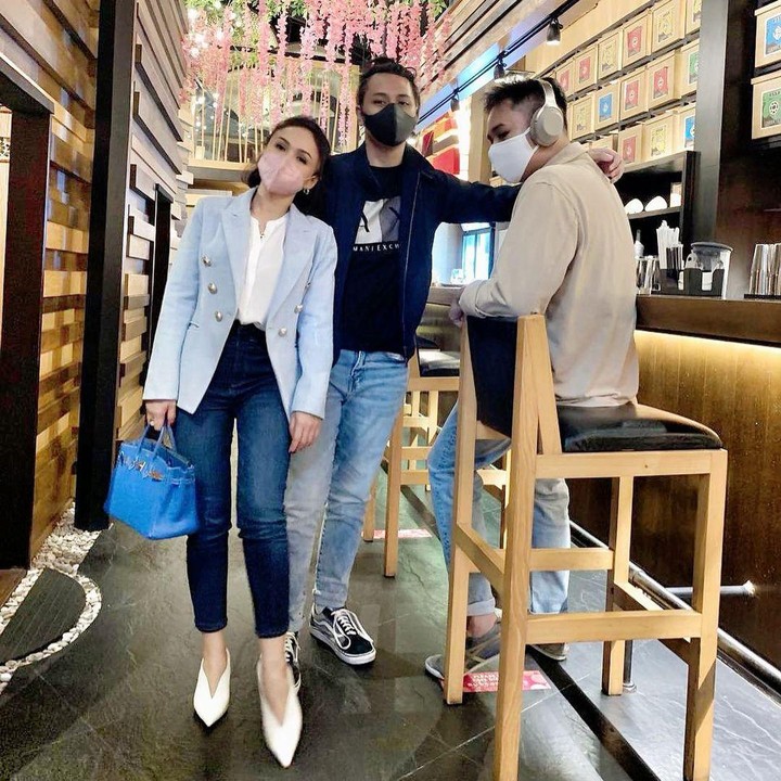 <p>Yuni sering menghabiskan waktunya bersama kedua anaknya. Kedua jagoannya yang sudah beranjak dewasa membuat mereka terlihat seperti 'bodyguard' sang Bunda ya kalau sedang hangout ke luar rumah. <em>He-he-he</em>. (Foto: Instagram @yunishara36)</p>