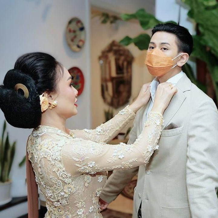 <p>Yuni Shara nampak sangat dekat dengan sang putra. Pada pernikahan Aurel dan Atta beberapa waktu lalu, nampaknya penyanyi bersuara merdu itu sangat memerhatikan penampilang anak sulungnya. (Foto: Instagram @yunishara36)</p>