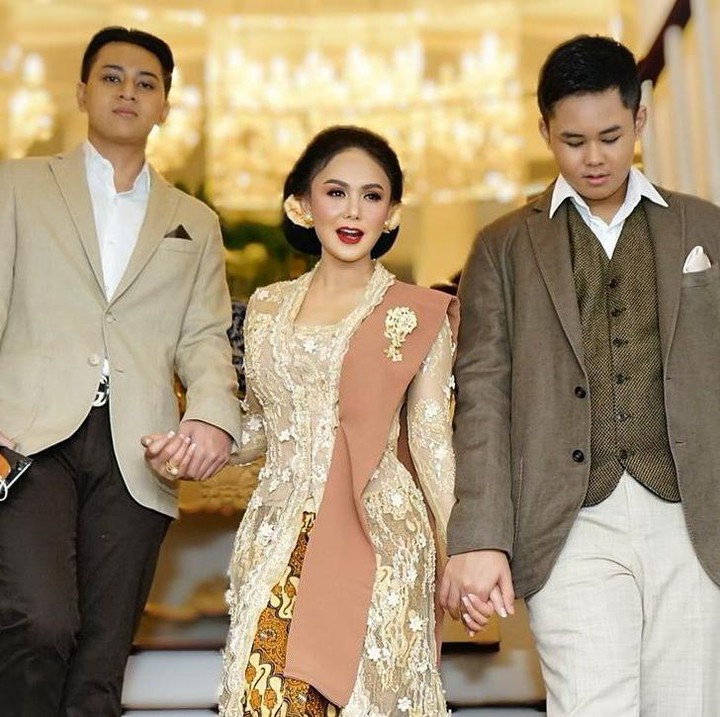 <p>Yuni Shara diketahui memiliki dua anak laki-laki yang sudha beranjak dewasa. Si sulung bernama Cavin Obrient Salomo Siahaan dan adiknya Cello Obient Siahaan. (Foto: Instagram @yunishara36)</p>