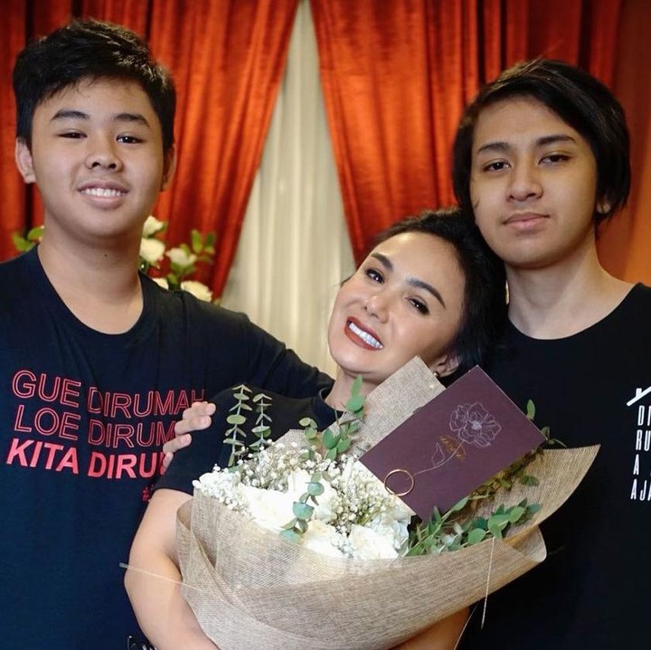 <p>Selama ini, sosok Cavin sendiri jarang tersorot karena ternyata ia memang enggak difoto, Bunda. Hal itu diungkap Yuni Shara melalui beberapa keterangan fotonya di Instagram. (Foto: Instagram @yunishara36)</p>