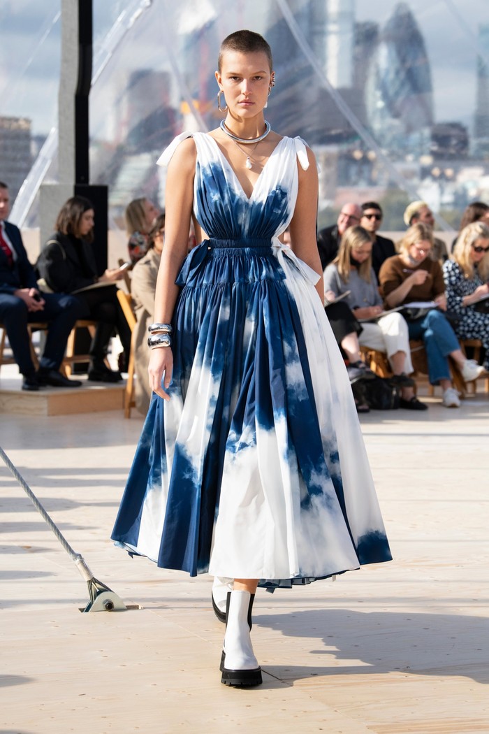 Untuk koleksi terbarunya, desainer Sarah Burton selaku creative director terinspirasi dari potret keindahan langit. Foto: Courtesy of Alexander McQueen
