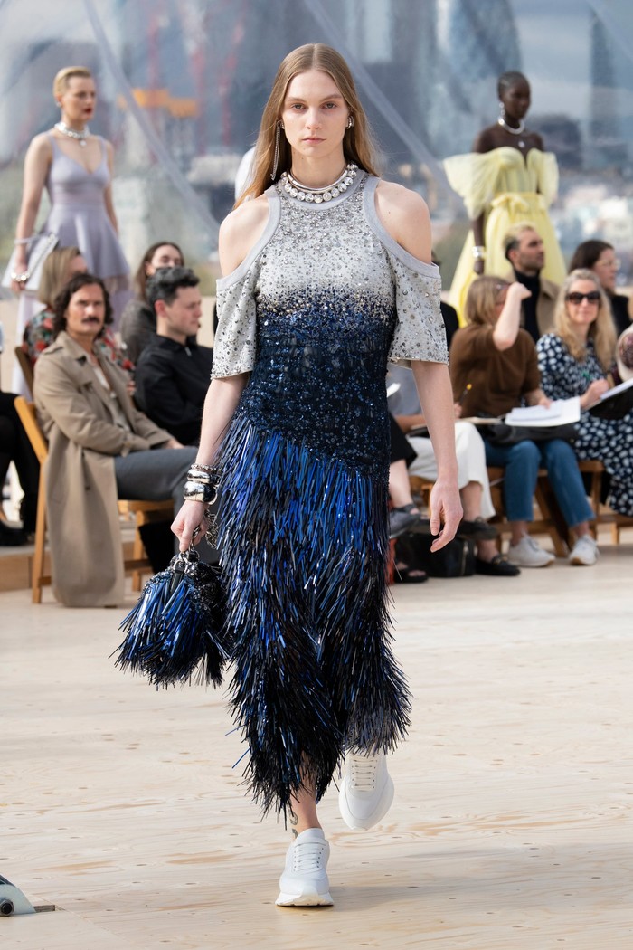 Detail fringes dalam warna biru dan hitam memberi nuansa whimsical pada gaun ini. Foto: Courtesy of Alexander McQueen