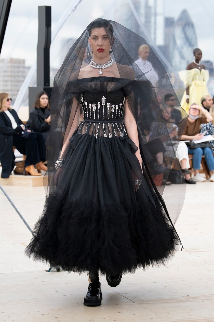 Konstruksi 'skeleton' pada gaun hitam memberi nuansa edgy. Pada koleksi ini Burton turut menggunakan bahan daur ulang. Foto: Courtesy of Alexander McQueen