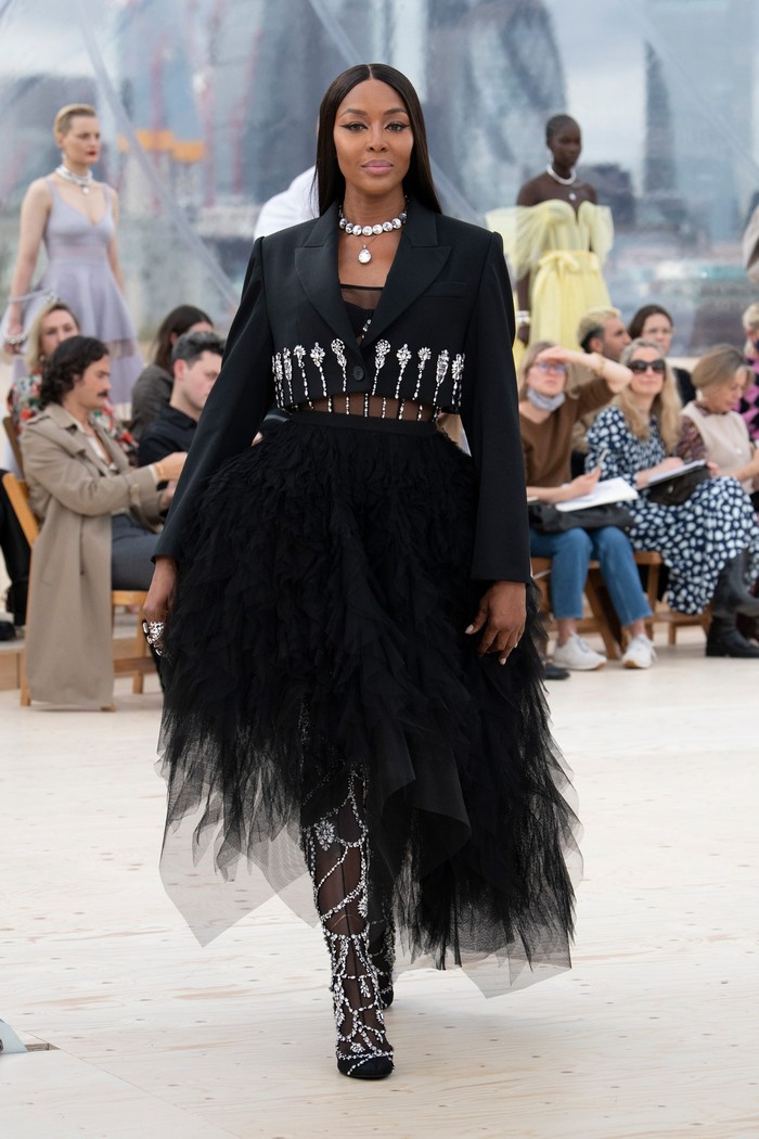 Supermodel Naomi Campbell menutup peragaan dengan padanan jaket dan dress asimetris. Fierce and glam as always. Foto: Courtesy of Alexander McQueen