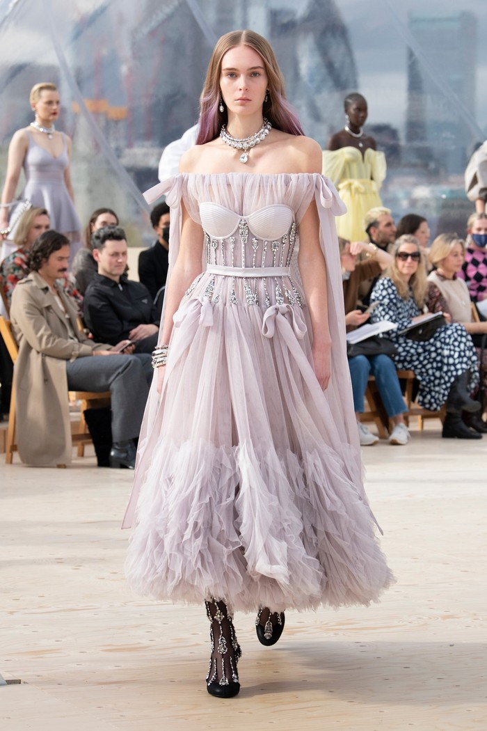 Potongan off-shoulder tampaknya menjadi tren yang ingin diusung oleh label Alexander McQueen di mana kembali hadir dalam varian rona redup dan aksen bra, Foto: Courtesy of Alexander McQueen