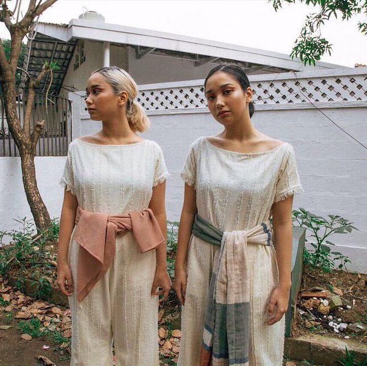 <p>Kedua putri kembar Titi DJ ini memang punya gaya fashion yang sangat khas anak muda. Di beberapa kesempatan, mereka bahkan berani mencoba berbagai gaya rambut, <em>make up</em>, dan fashion yang unik. (Foto: Instagram @salmaache @awethanks @ti2dj)</p>