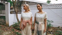 <p>Putri kembar Titi DJ ini juga kerap tampil modis lho. Sama seperti anak kembar lain, keduanya sering terlihat mengenakan pakaian yang bermotif serupa. (Foto: Instagram @salmaache @awethanks)</p>