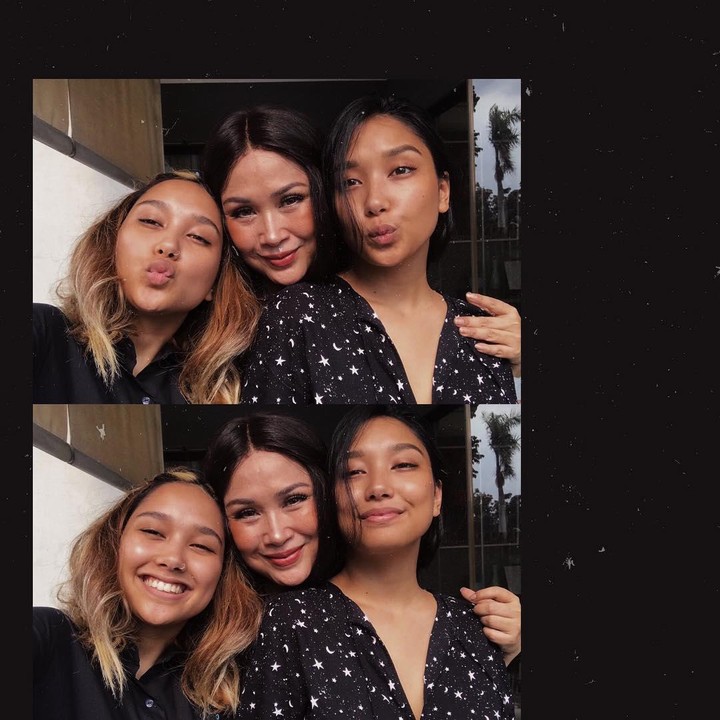 <p>Salma dan Salwa selalu mendukung Ibunda di berbagai kesempatan. Mereka juga sering tampil kompak dengan memakai outfit yang senada. (Foto: Instagram @salmaache @awethanks @ti2dj)</p>