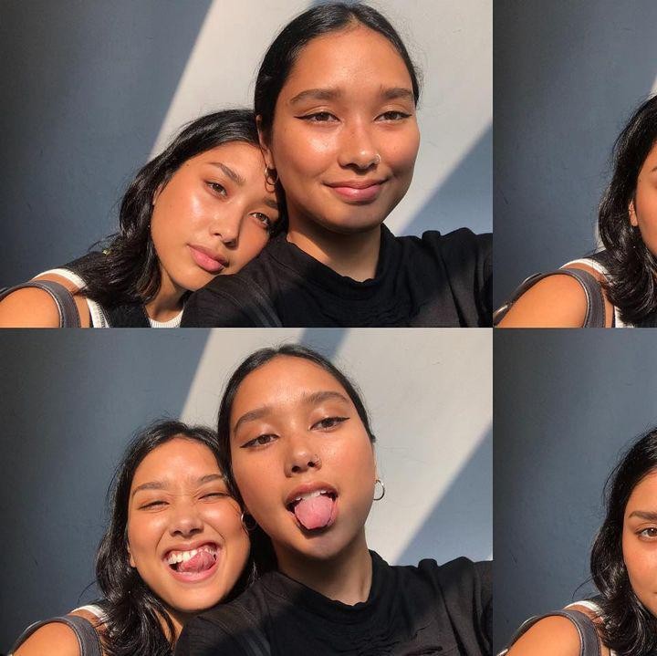 <p>Salma dan Salwa lahir pada 23 November 1995. Keduanya kini sudah beranjak dewasa. Namun, kemiripan mereka sering membuat banyak orang gemas. (Foto: Instagram @salmaache @awethanks)<br /><br /><br /></p>