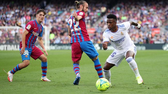 Madrid Unggul Atas Barcelona di Babak Pertama Real Madrid berhasil unggul atas Barcelona di babak pertama laga Liga Spanyol di Camp Nou, Minggu (24/10).