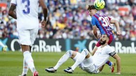 Viral Muka Malas Benzema Dengar Yel Barcelona