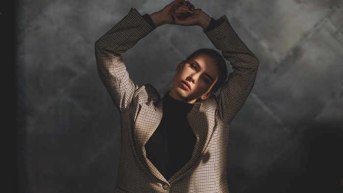 Stylish dan Mudah Dipadukan, Bukti Skin Tone Outfit Jadi Tren yang Harus Kamu Coba