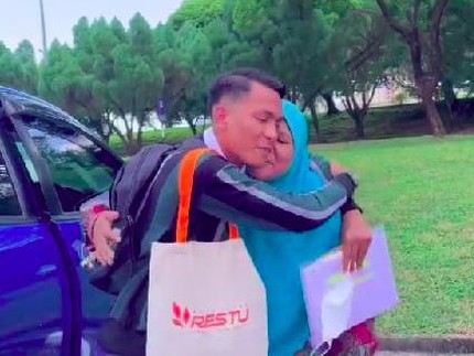 Tangis Anak Bungsu 10 Bersaudara Masuk Kuliah, Tak Tega Tinggalkan Ayah Stroke & Ibunda