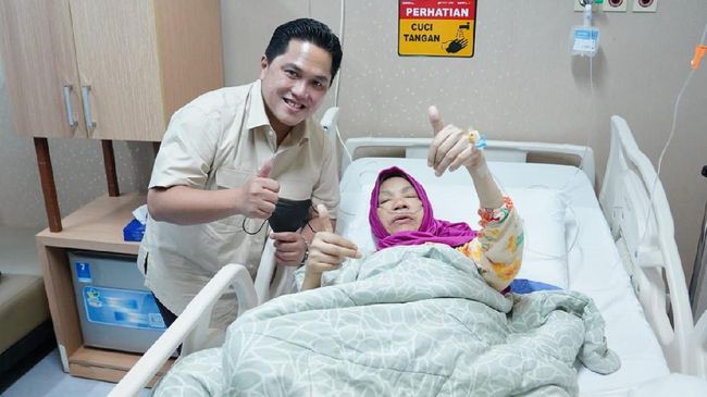 Menteri BUMN, Erick Thohir menjenguk presenter Dorce Gamalama di Rumah Sakit (RS) Pusat Pertamina, Jakarta.