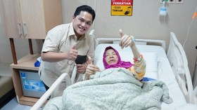 Erick Thohir Jenguk Presenter Dorce Gamalama di Rumah Sakit