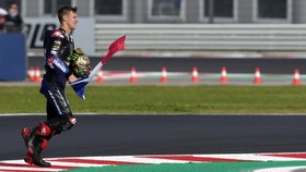 Bagnaia Peluk Quartararo Usai Balapan, Pecco Dipeluk Rossi