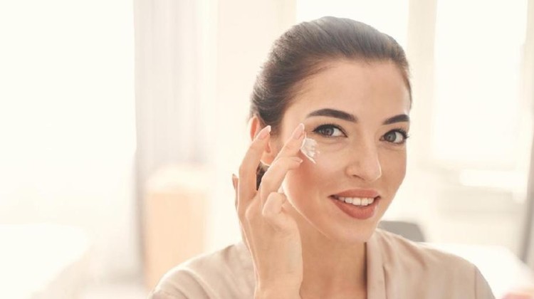 Salah satu produk skincare yang dapat Bunda gunakan untuk menjaga kesehatan kulit yakni serum vitamin C. Hmm, memang apa saja sih manfaatnya?