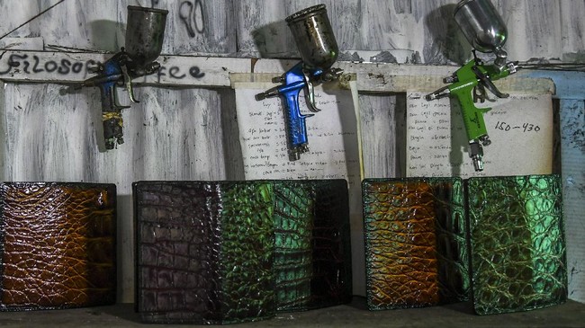 FOTO: Kerajinan Kulit Buaya di Merauke