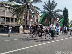 Ponorogo Catat Rekor MURI Gowes Sepeda Unta Bersarung-Berkopiah Terbanyak