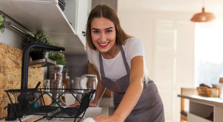 CUCI PIRING BISA BAKAR KALORI? Bagi Bunda yang jarang olahraga tapi tetap ingin berat badan ideal, sederet pekerjaan rumah tangga ini bisa membantu menurunkan berat badan. Yuk lihat faktanya!