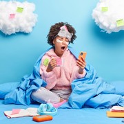 5 Zodiak yang Paling No Live, Hobinya Diam Saja di Rumah