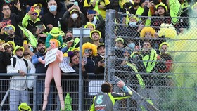 Rossi Lempar Helm Usai MotoGP Emilia Romagna di Misano