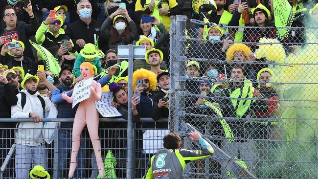 Valentino Rossi menjalani perpisahan emosional dengan penonton di Sirkuit Misano usai MotoGP Emilia Romagna 2021.