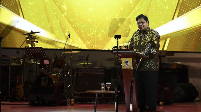 Airlangga Pamer Kader Baru Golkar: Pensiunan Jenderal hingga Eks BIN Airlangga Hartarto memperkenalkan eks Kapolda Sulsel Irjen Rikwanto hingga eks Dirjen Imigrasi Irjen Ronny Sompie sebagai kader baru Golkar.