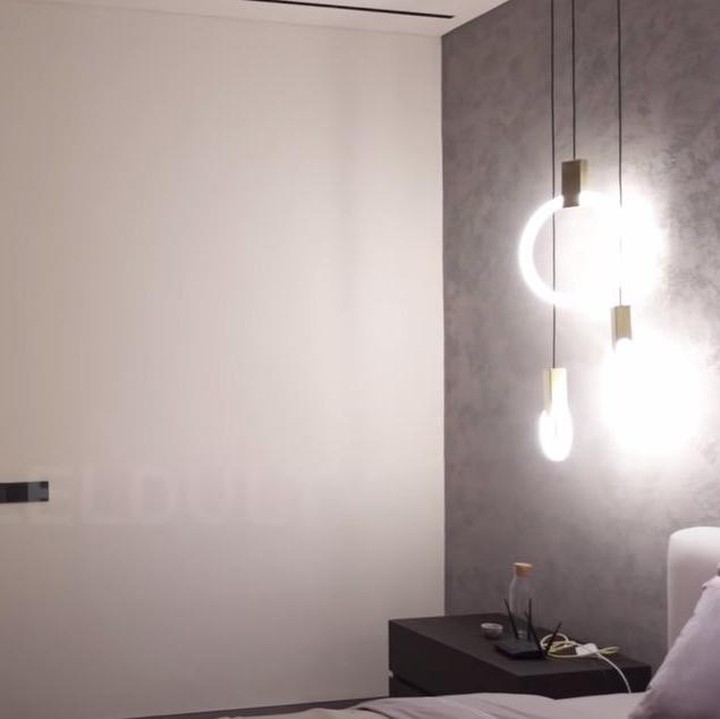 <p>Yang dibocorkan Maia secara jelas adalah kamar tamunya yang pintunya juga terdapat di ruang tengah. Begitu dibuka terdapat lampu hias yang membuat cantik interior kamarnya. (Foto: YouTube Maia Al El Dul TV)</p>