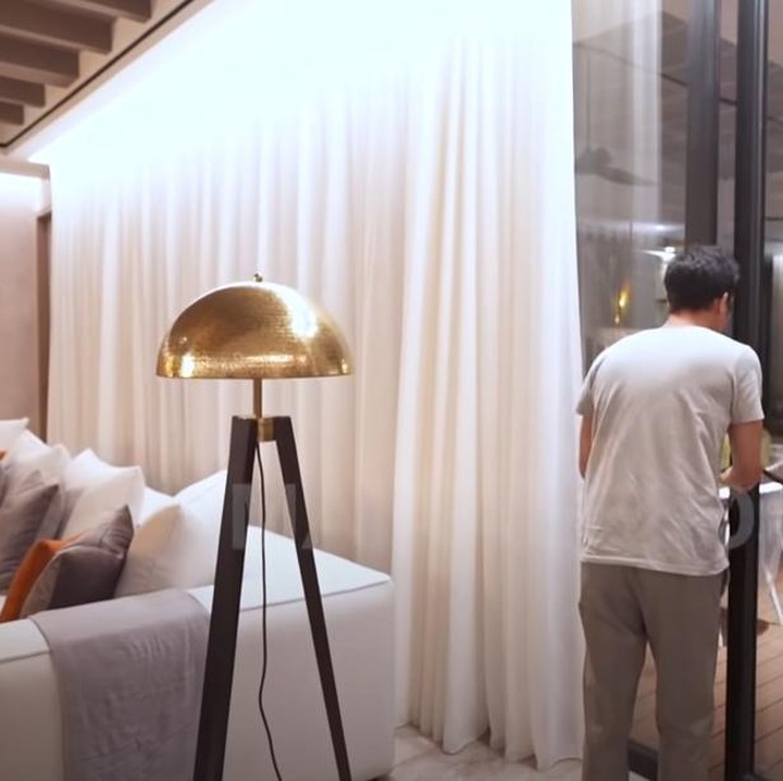 <p>Dari ruang tengah terdapat pintu yang terhubung langsung ke teras yang luas. (Foto: YouTube Maia Al El Dul TV)</p>