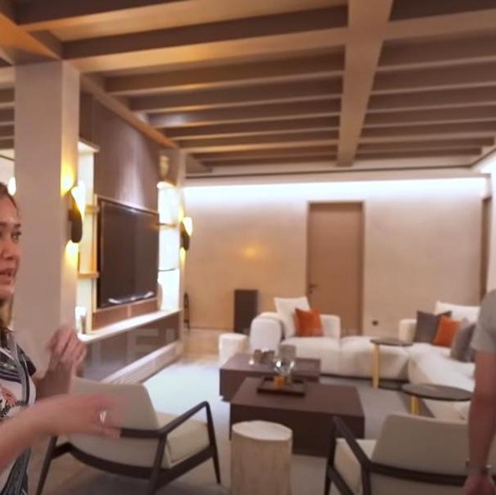<p>Ruang tengah itu juga terlihat mengusung konsep open space, terlihat sofa besar panjang dan di ruangan yang sama terlihat meja makan, Bunda. (Foto: YouTube Maia Al El Dul TV)</p>