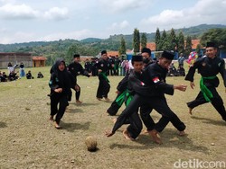 Melihat Serunya Santri di Kuningan Bermain Sepak Bola Pakai Durian