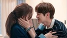 Yoo Yeon Seok dan Shin Hyun Been terciduk kondangan bareng, momen romantis mereka di Hospital Playlist kembali disorot. Yuk intip!