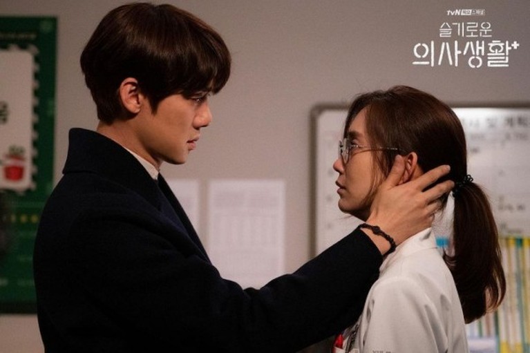 7 Momen Romantis Yoo Yeon Seok & Shin Hyun Been di Hospital Playlist Disorot Yoo Yeon Seok dan Shin Hyun Been terciduk kondangan bareng, momen romantis mereka di Hospital Playlist kembali disorot. Yuk intip!
