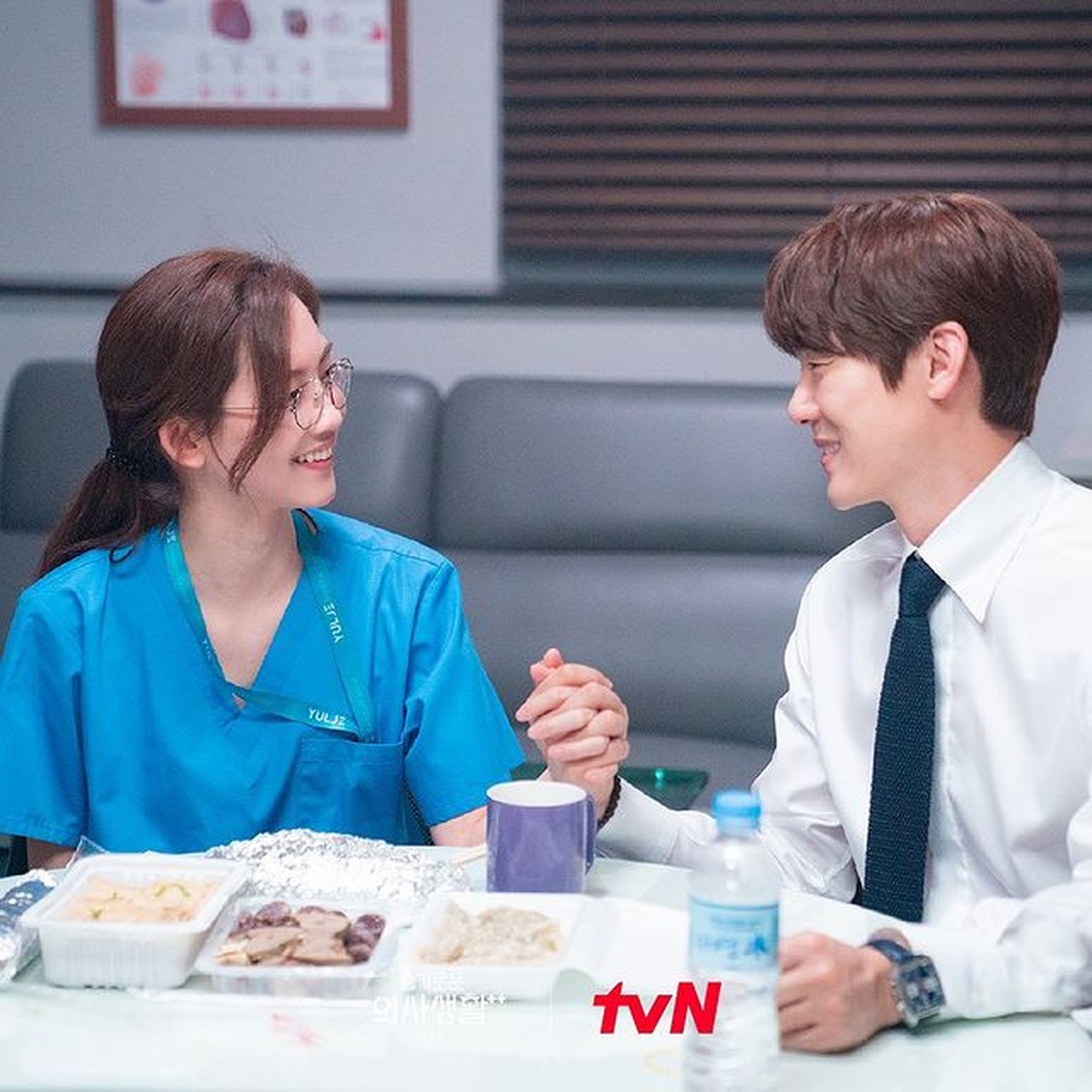 Yoo Yeon Seok dan Shin Hyun Been terciduk kondangan bareng&comma; momen romantis mereka di Hospital Playlist kembali disorot&period; Yuk intip&excl;