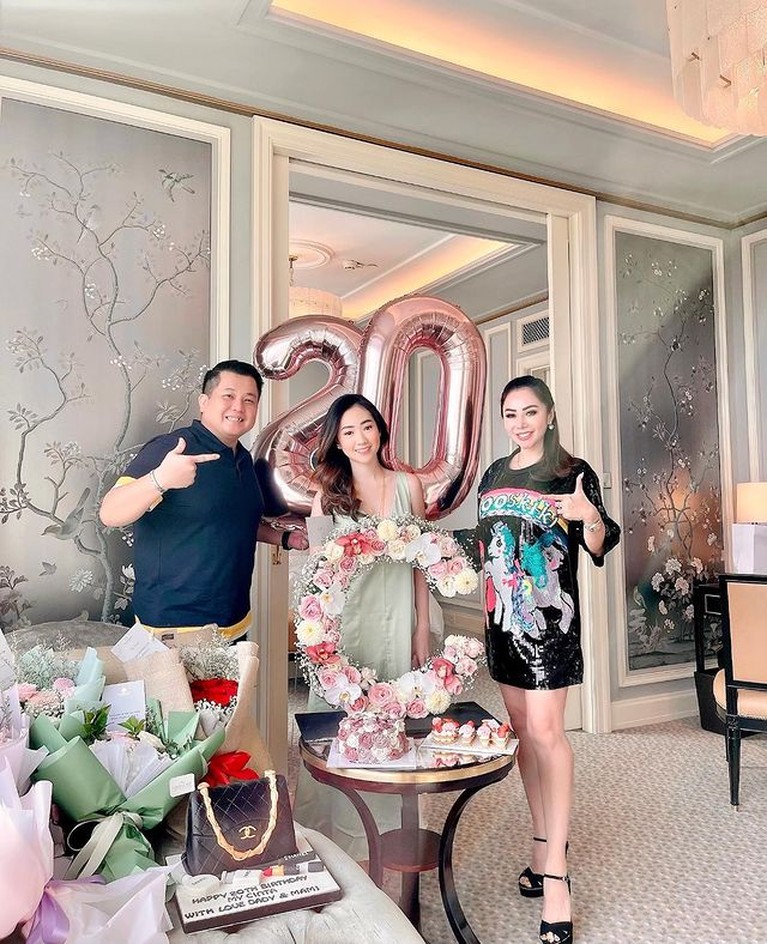 7 Potret Private Party Putri Femmy Permatasari di Hotel Mewah Putri sulung Femmy Permasari Richita Permata Jaya atau akrab disapa Cinta ulang tahun ke 20 dirayakan di hotel berbintang. Yuk intip!