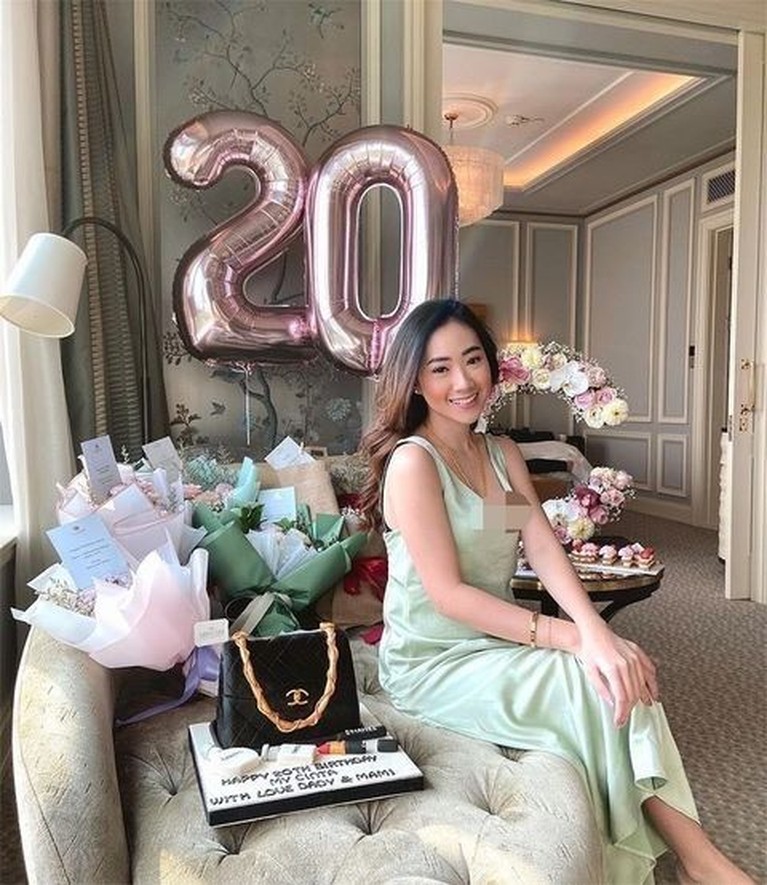 Putri sulung Femmy Permasari Richita Permata Jaya atau akrab disapa Cinta ulang tahun ke 20 dirayakan di hotel berbintang. Yuk intip!