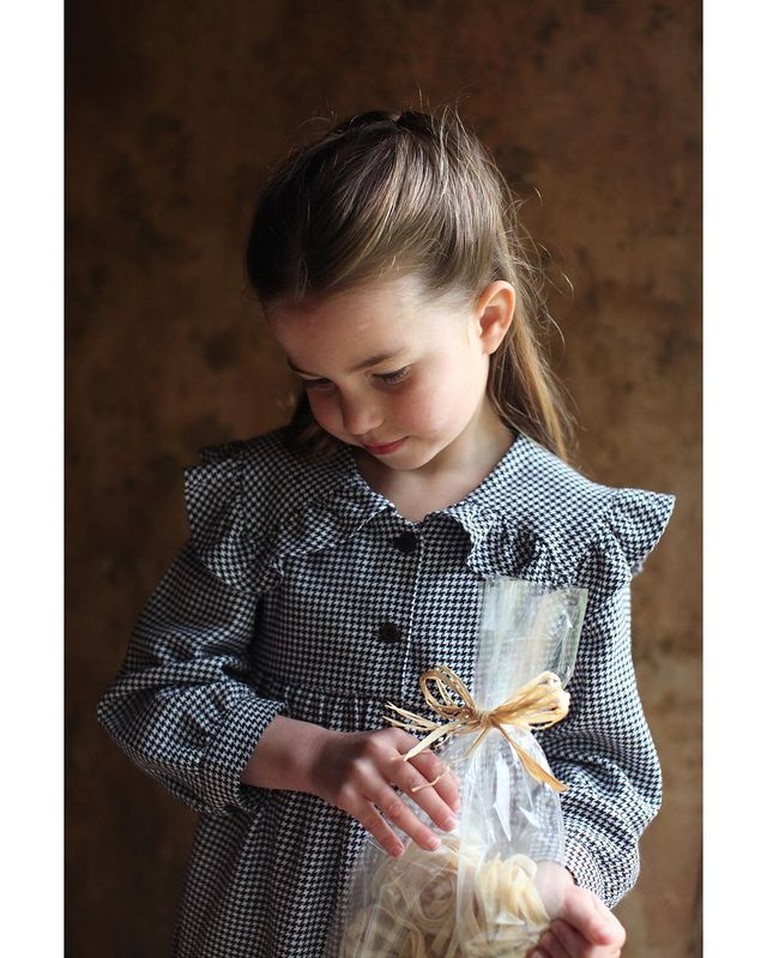 7 Potret Putri Charlotte Anak Terkaya di Dunia dengan Harta Rp70 T Anak dari pasangan Pangeran William dan Kate Middleton, Putri Charlotte dinobatkan sebagai anak terkaya di dunia tahun 2021. Yuk intip!