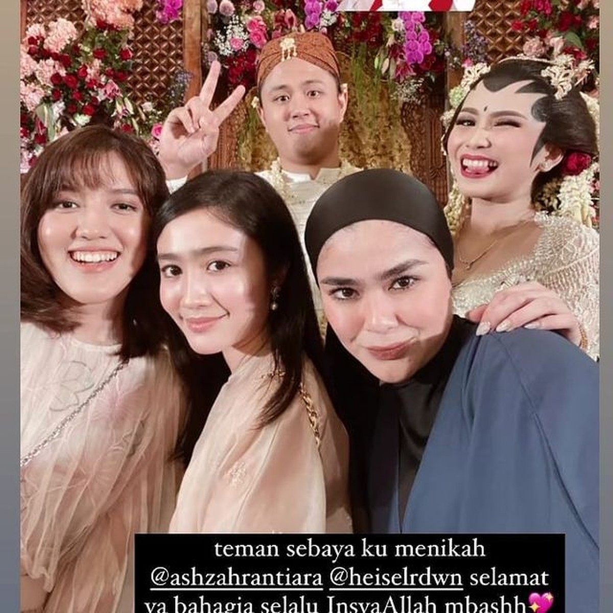 Lama tak terlihat&comma; Ashilla Zee Eks Blink datang membawa kabar bahagia pernikahannya dengan sang kekasih&period; Yuk intip potretnya&excl;