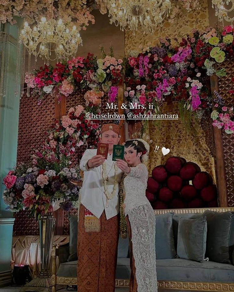 Lama tak terlihat, Ashilla Zee Eks Blink datang membawa kabar bahagia pernikahannya dengan sang kekasih. Yuk intip potretnya!