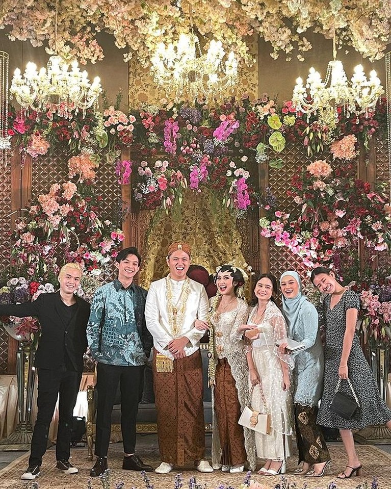 Lama tak terlihat, Ashilla Zee Eks Blink datang membawa kabar bahagia pernikahannya dengan sang kekasih. Yuk intip potretnya!