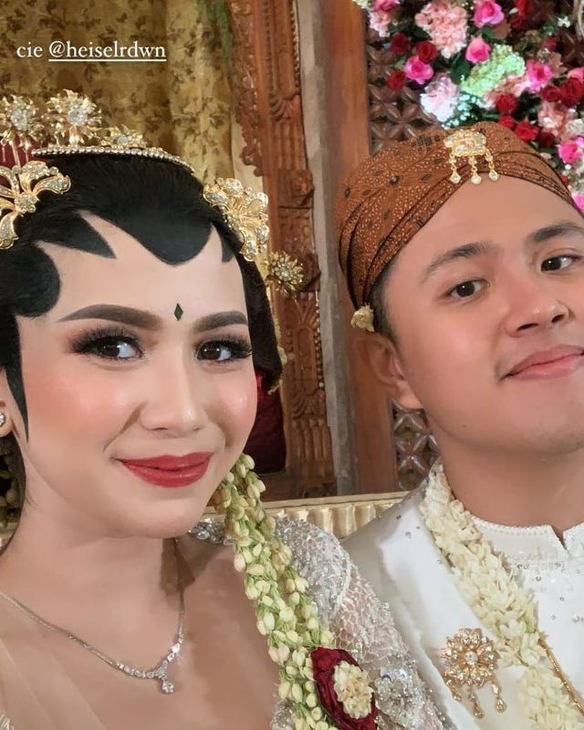 Lama tak terlihat&comma; Ashilla Zee Eks Blink datang membawa kabar bahagia pernikahannya dengan sang kekasih&period; Yuk intip potretnya&excl;