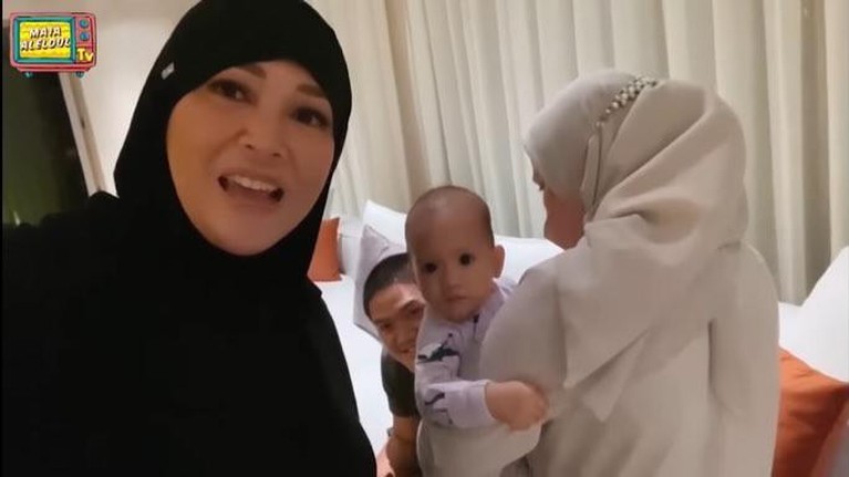 Baru-baru ini Maia Estianty bikin heboh karena diam-diam memiliki cucu. Yuk kita intip momennya!