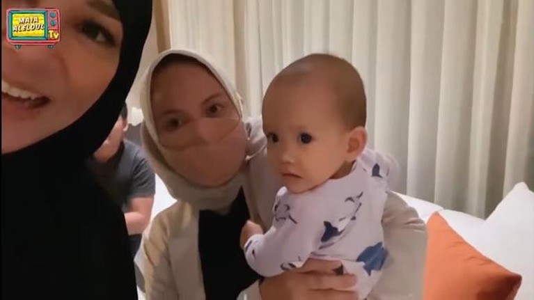 Baru-baru ini Maia Estianty bikin heboh karena diam-diam memiliki cucu. Yuk kita intip momennya!