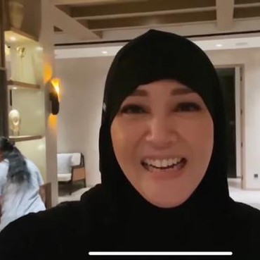 Maia Estianty Minta Ketiga Anak Doakan Mulan Jameela saat Umrah