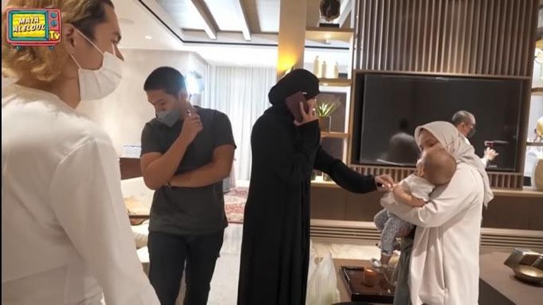 Baru-baru ini Maia Estianty bikin heboh karena diam-diam memiliki cucu. Yuk kita intip momennya!