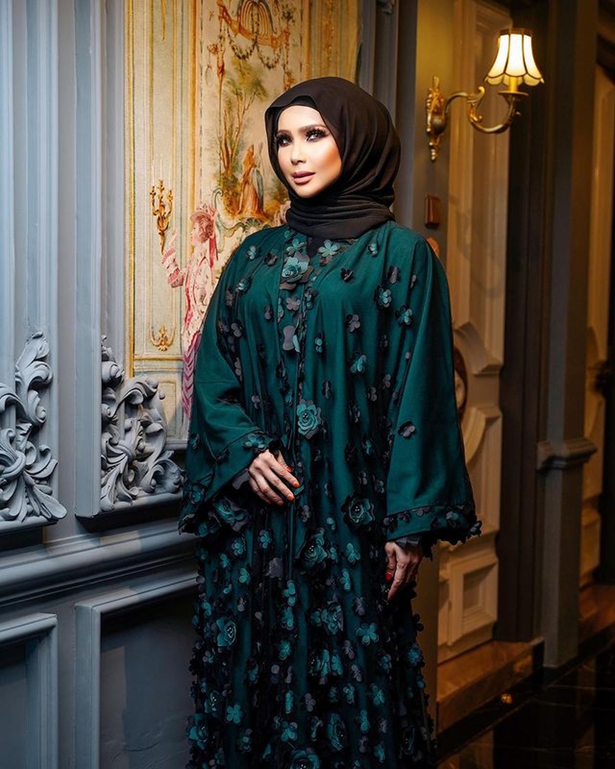 Media sosial dihebohkan oleh pernikahan seorang nenek cantik awet muda dengan berondong lebih muda 13 tahun&period; Yuk intip&excl;