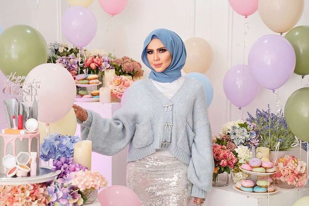 Media sosial dihebohkan oleh pernikahan seorang nenek cantik awet muda dengan berondong lebih muda 13 tahun&period; Yuk intip&excl;