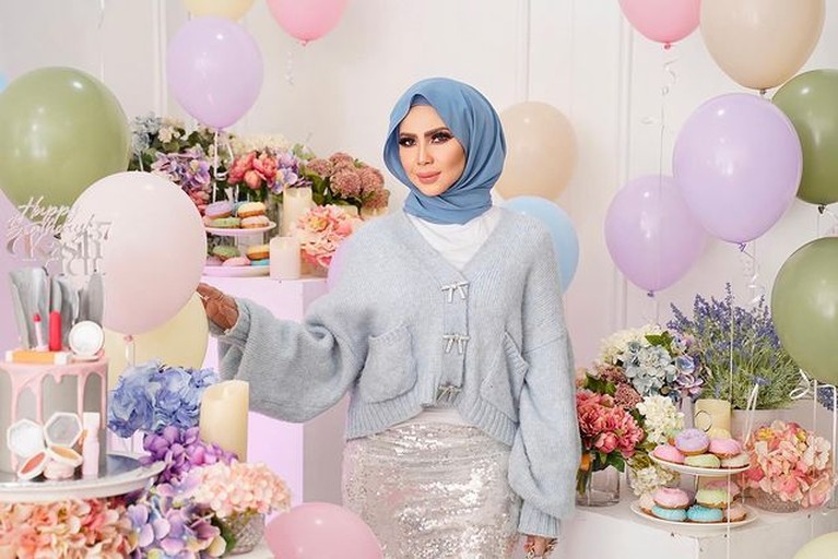 8 Potret Nenek Cantik & Awet Muda Nikahi Berondong Lebih Muda 13 Tahun Media sosial dihebohkan oleh pernikahan seorang nenek cantik awet muda dengan berondong lebih muda 13 tahun. Yuk intip!